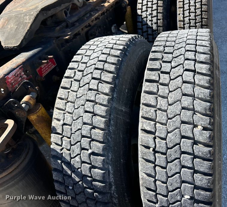 image for item EK4775 2009 Volvo VNM semi truck