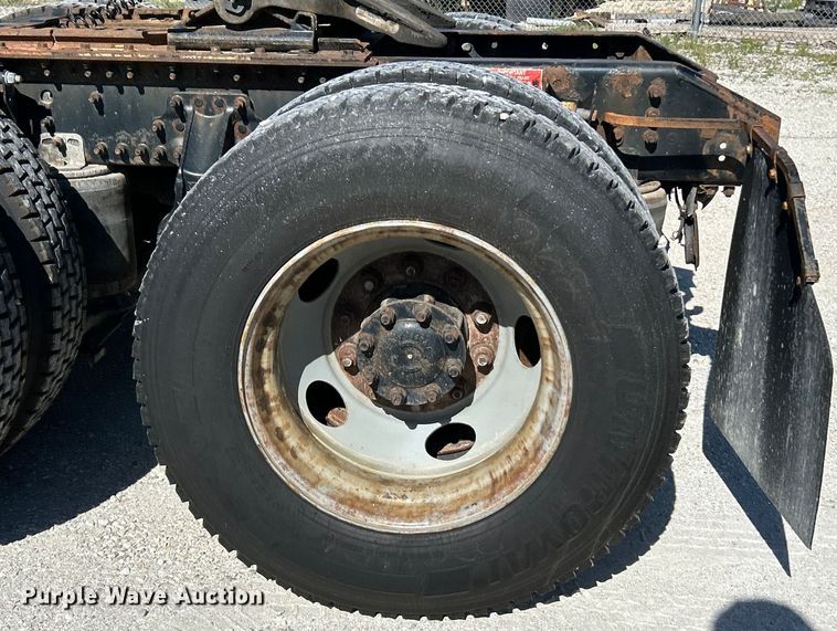 image for item EK4775 2009 Volvo VNM semi truck