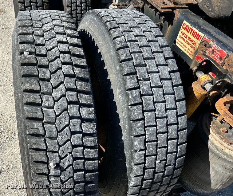 image for item EK4775 2009 Volvo VNM semi truck