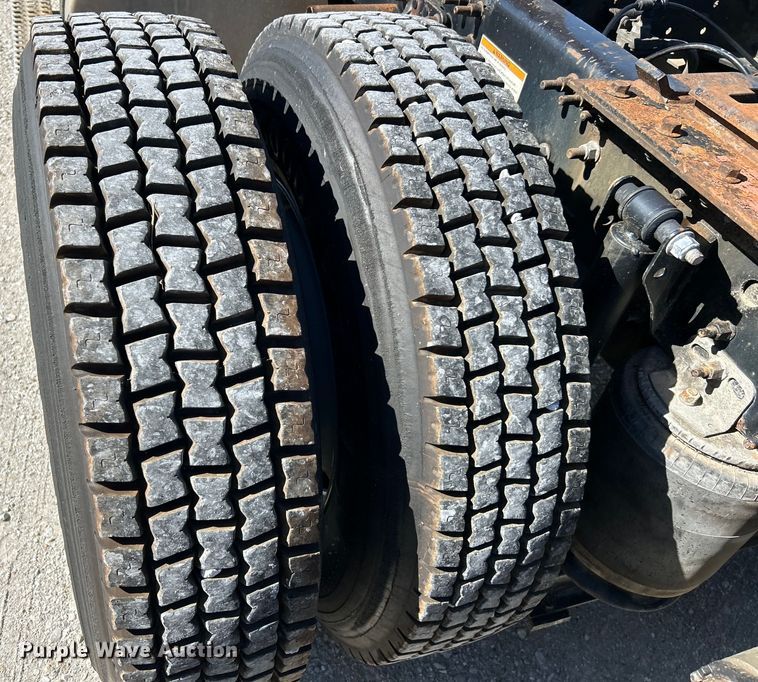 image for item EK4775 2009 Volvo VNM semi truck