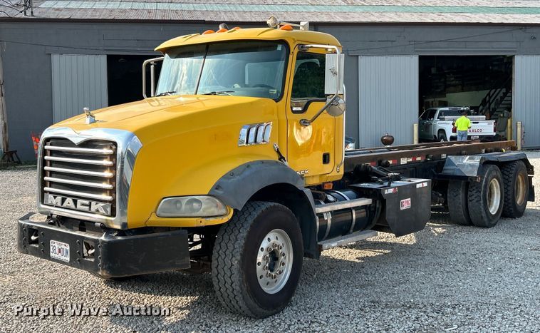 image for item EK4925 2007 Mack CTP713B roll-off container truck