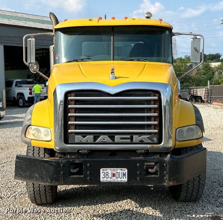 image for item EK4925 2007 Mack CTP713B roll-off container truck