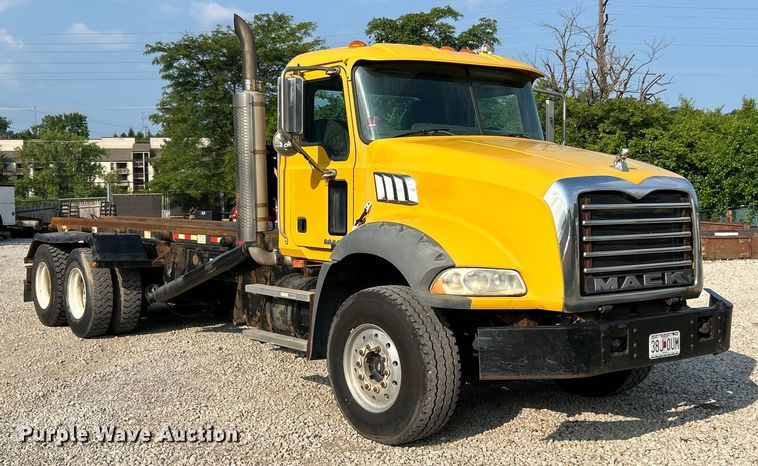 image for item EK4925 2007 Mack CTP713B roll-off container truck