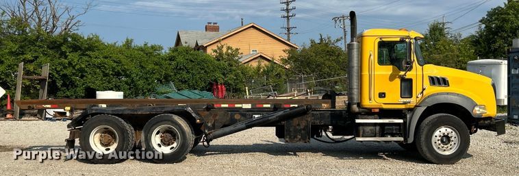 image for item EK4925 2007 Mack CTP713B roll-off container truck