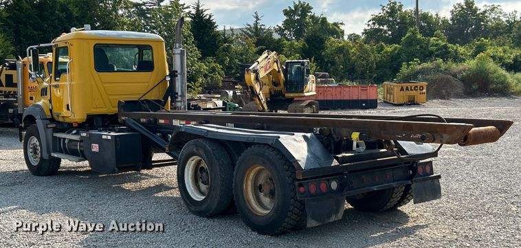 image for item EK4925 2007 Mack CTP713B roll-off container truck