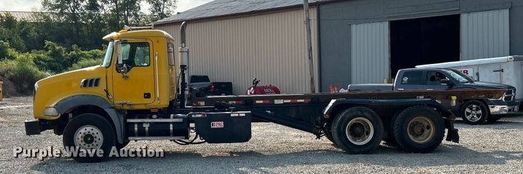 image for item EK4925 2007 Mack CTP713B roll-off container truck