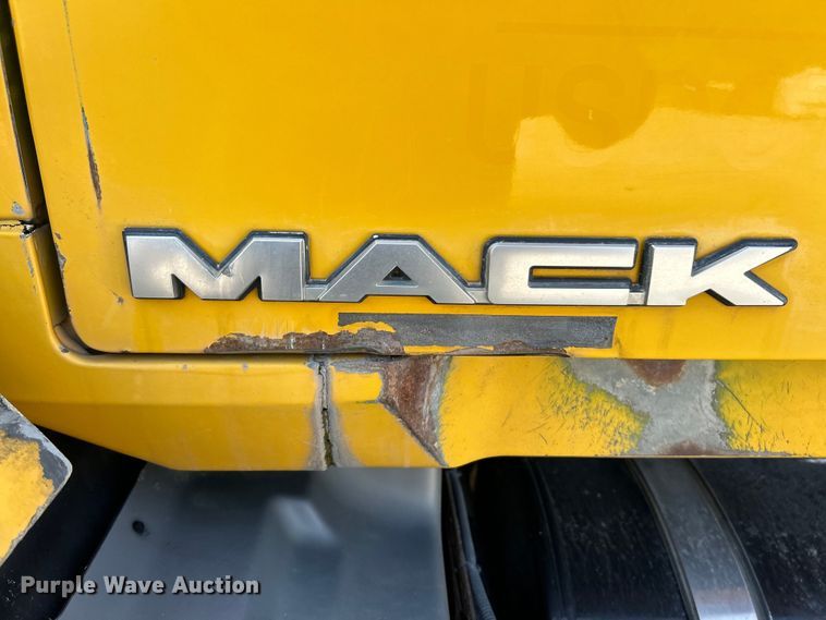 image for item EK4925 2007 Mack CTP713B roll-off container truck