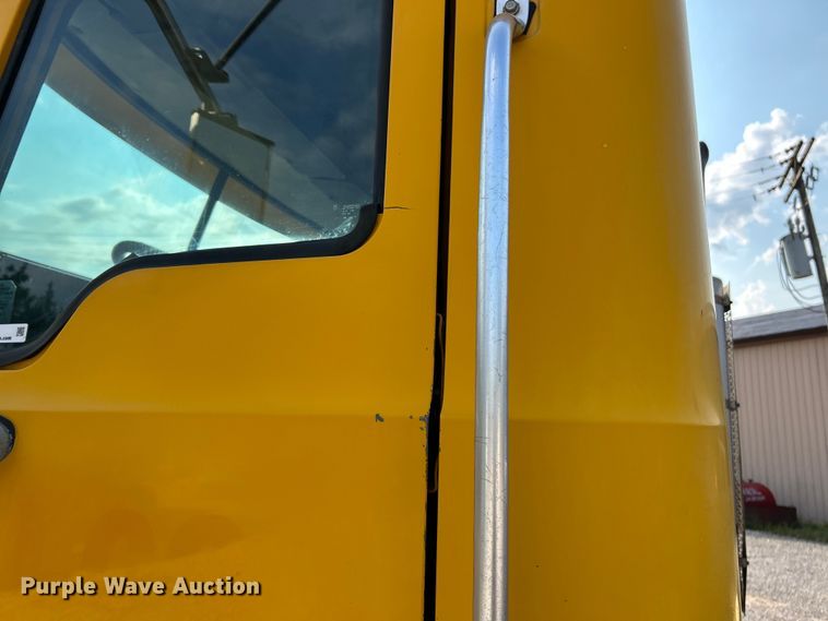 image for item EK4925 2007 Mack CTP713B roll-off container truck