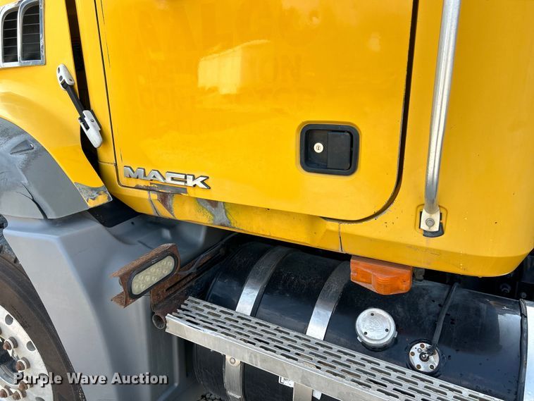 image for item EK4925 2007 Mack CTP713B roll-off container truck