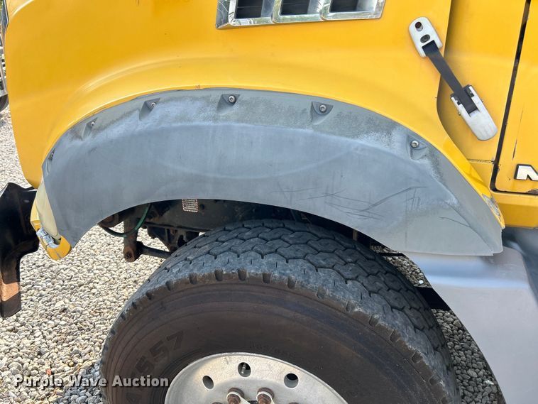 image for item EK4925 2007 Mack CTP713B roll-off container truck