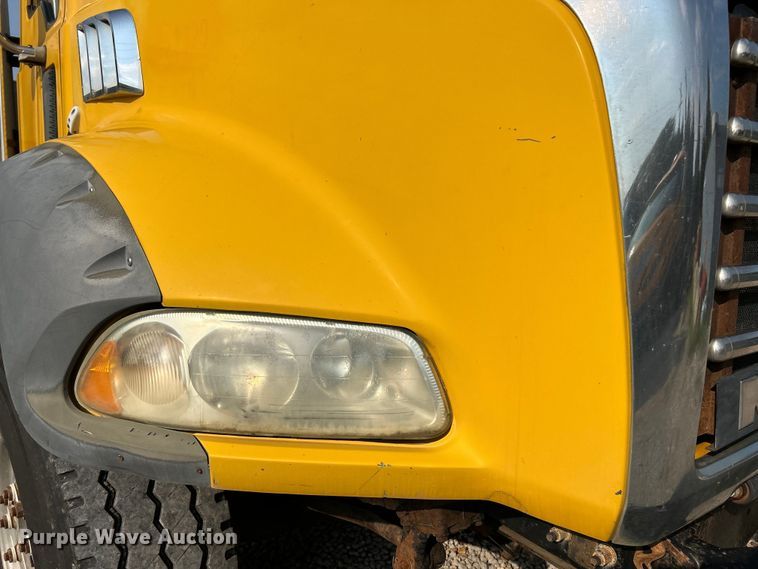 image for item EK4925 2007 Mack CTP713B roll-off container truck