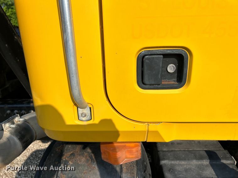 image for item EK4925 2007 Mack CTP713B roll-off container truck