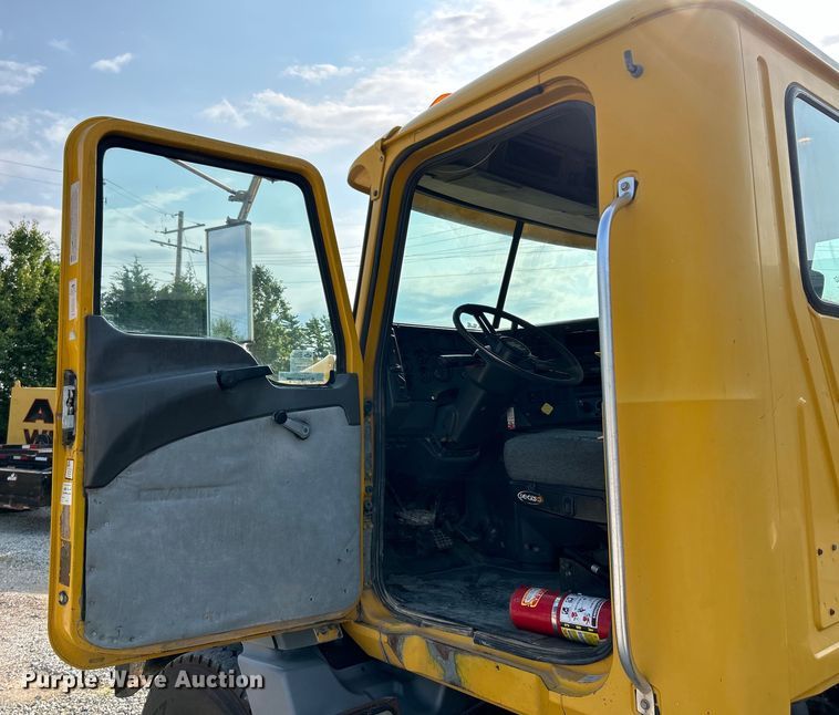 image for item EK4925 2007 Mack CTP713B roll-off container truck