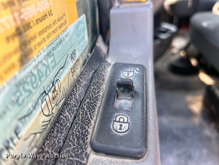 image for item EK4925 2007 Mack CTP713B roll-off container truck