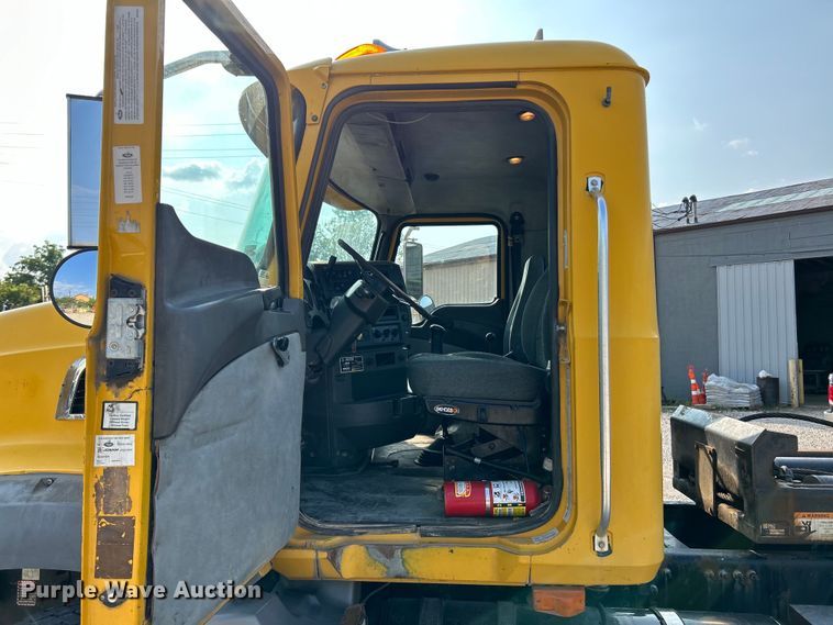 image for item EK4925 2007 Mack CTP713B roll-off container truck