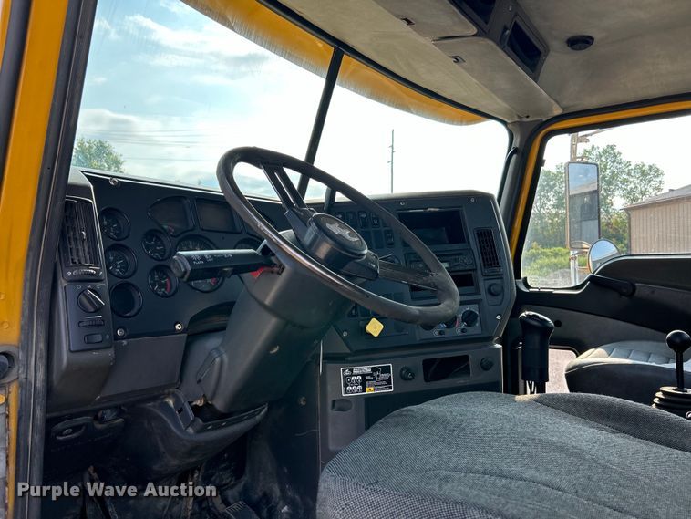 image for item EK4925 2007 Mack CTP713B roll-off container truck