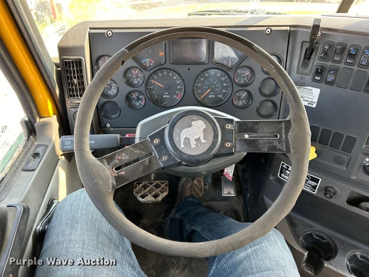 image for item EK4925 2007 Mack CTP713B roll-off container truck