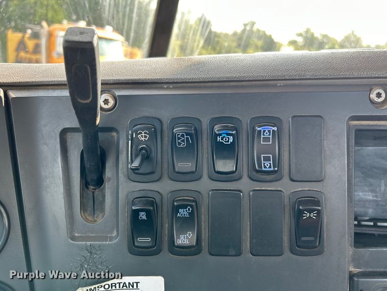 image for item EK4925 2007 Mack CTP713B roll-off container truck