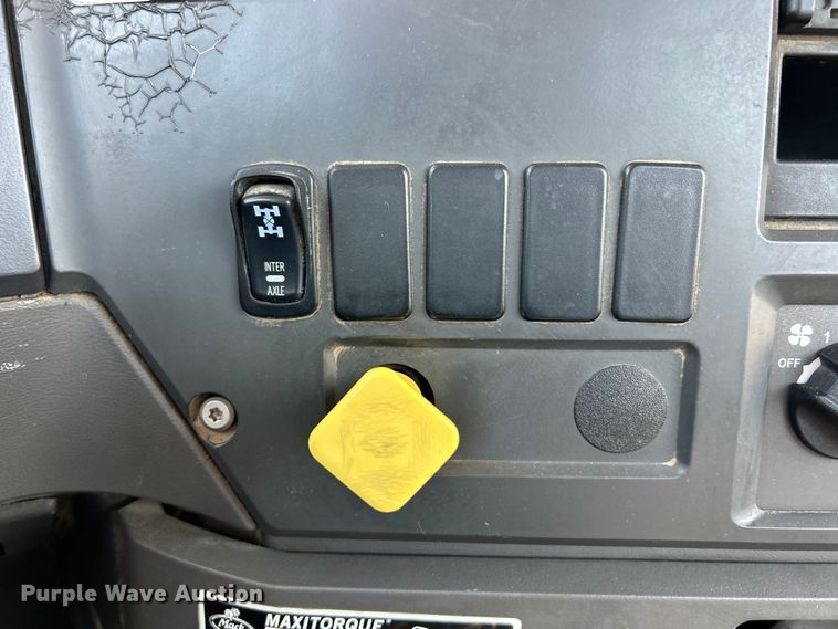 image for item EK4925 2007 Mack CTP713B roll-off container truck