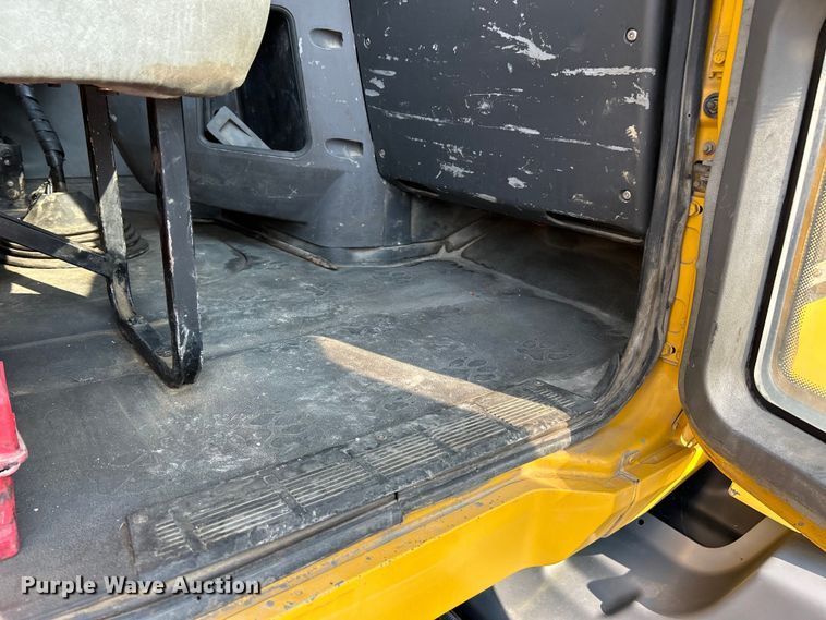 image for item EK4925 2007 Mack CTP713B roll-off container truck