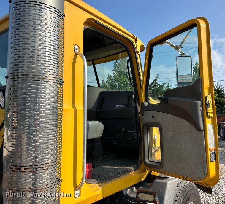 image for item EK4925 2007 Mack CTP713B roll-off container truck