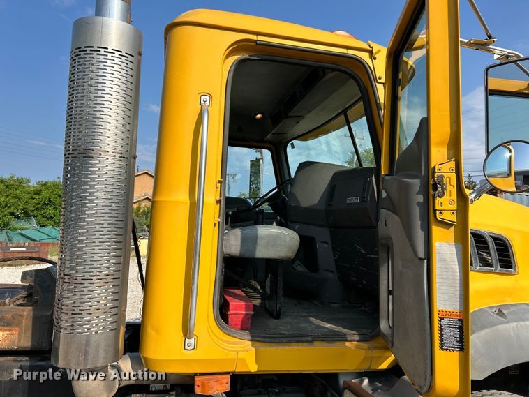 image for item EK4925 2007 Mack CTP713B roll-off container truck