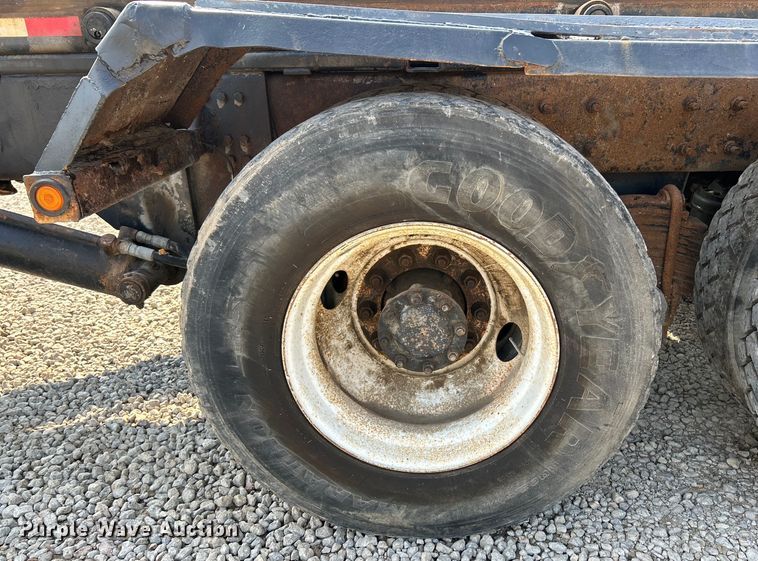 image for item EK4925 2007 Mack CTP713B roll-off container truck