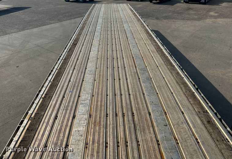 image for item LF9864 2013 Great Dane FXP-0024-00048 flatbed trailer