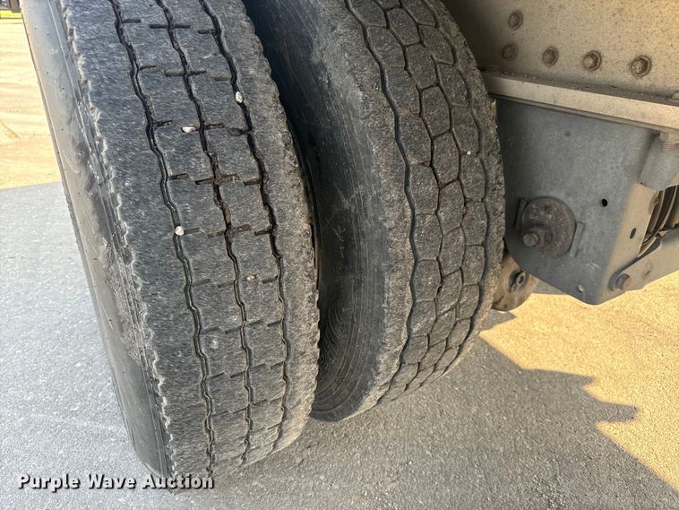 image for item LF9864 2013 Great Dane FXP-0024-00048 flatbed trailer