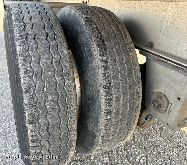 image for item LF9867 2014 Mac TNAR48AF flatbed trailer