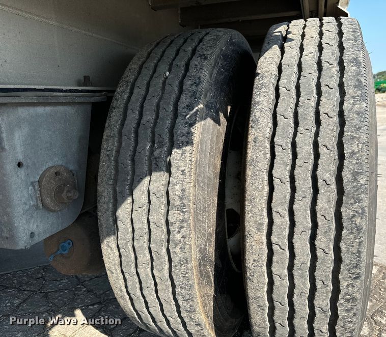 image for item LF9867 2014 Mac TNAR48AF flatbed trailer