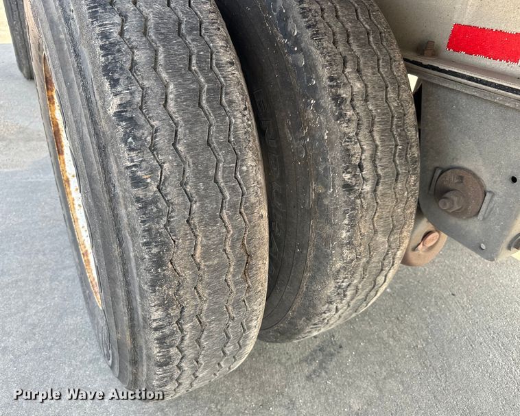 image for item LF9869 2014 Mac TNAR48AF flatbed trailer