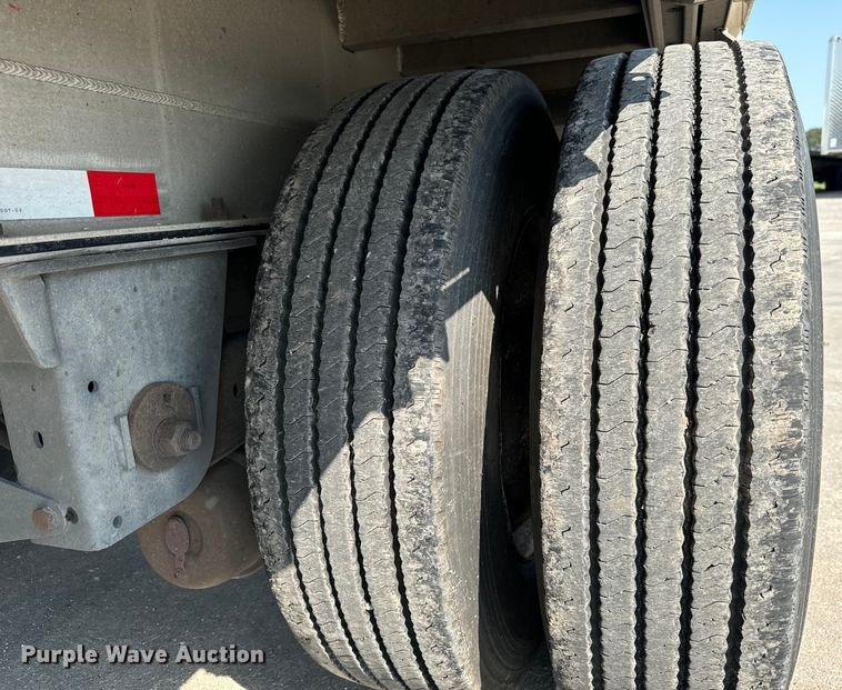 image for item LF9869 2014 Mac TNAR48AF flatbed trailer