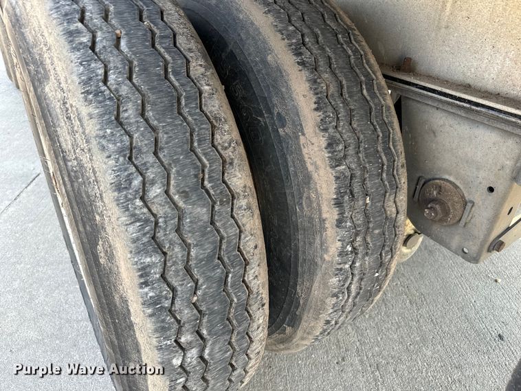 image for item LF9870 2014 Mac TNAR48AF flatbed trailer