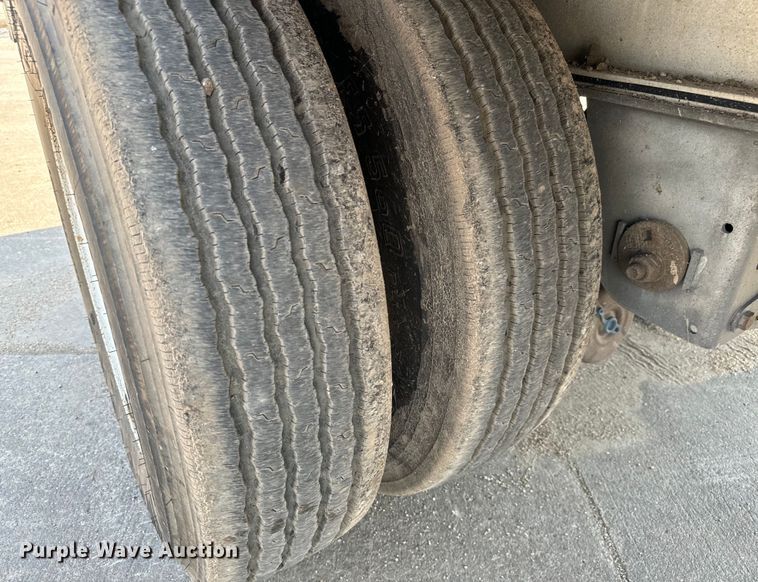 image for item LF9870 2014 Mac TNAR48AF flatbed trailer