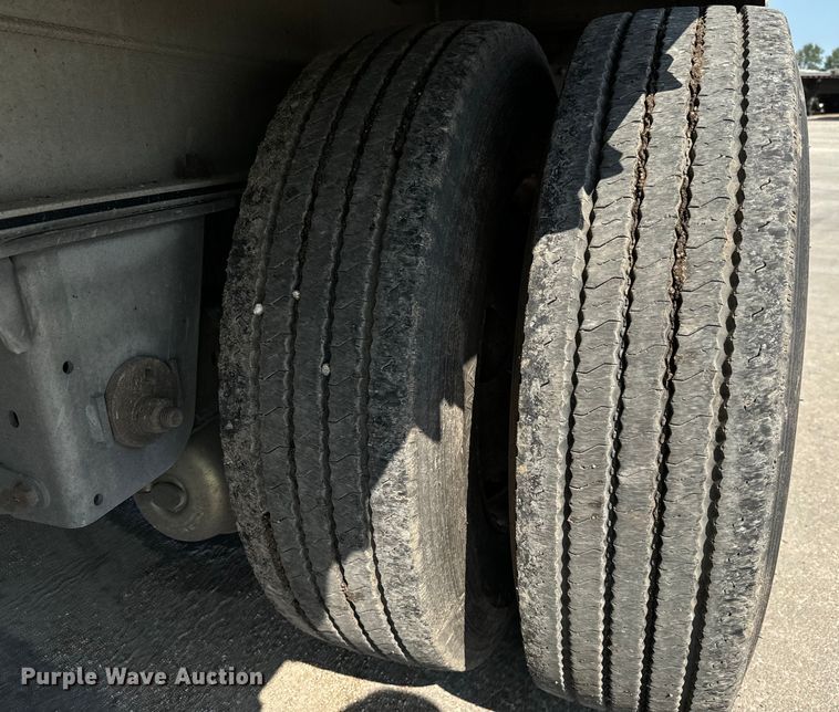 image for item LF9870 2014 Mac TNAR48AF flatbed trailer