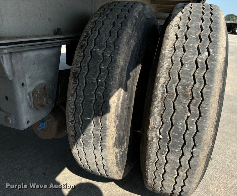 image for item LF9870 2014 Mac TNAR48AF flatbed trailer