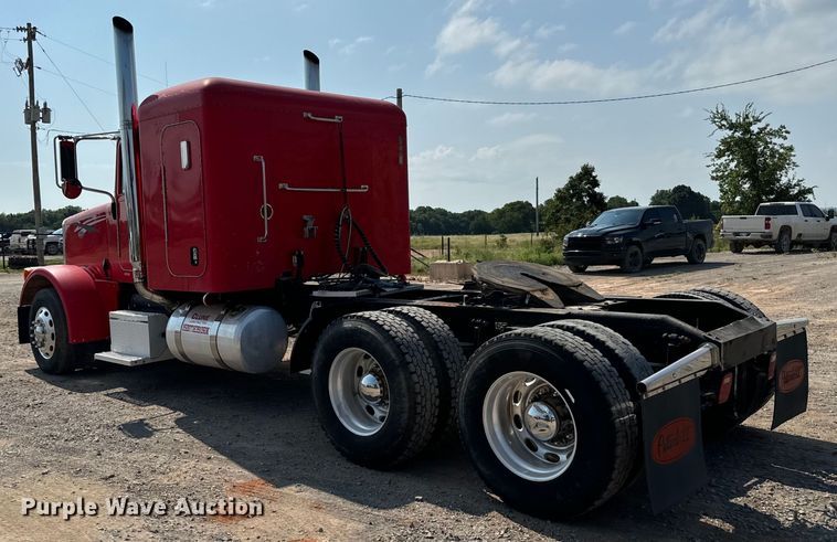 image for item LV9268 2007 Peterbilt  378 semi truck