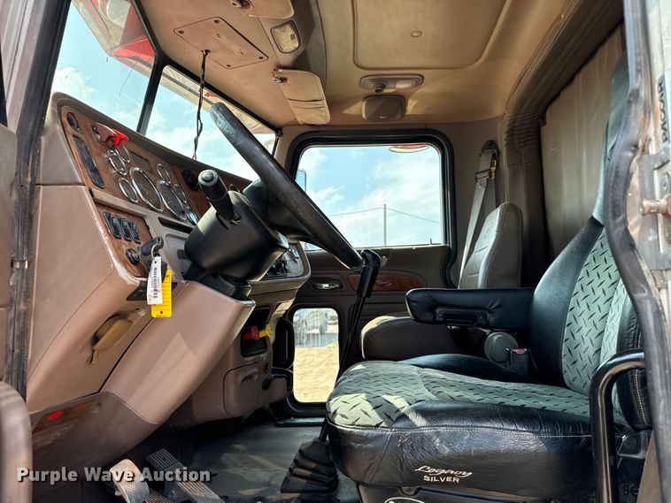 image for item LV9268 2007 Peterbilt  378 semi truck