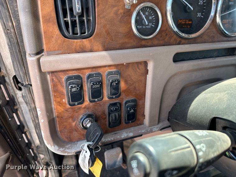 image for item LV9268 2007 Peterbilt  378 semi truck