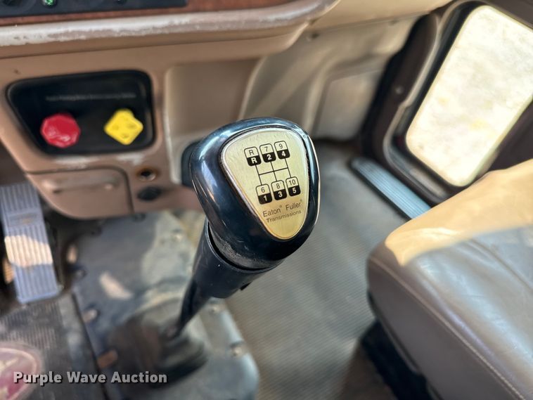 image for item LV9268 2007 Peterbilt  378 semi truck