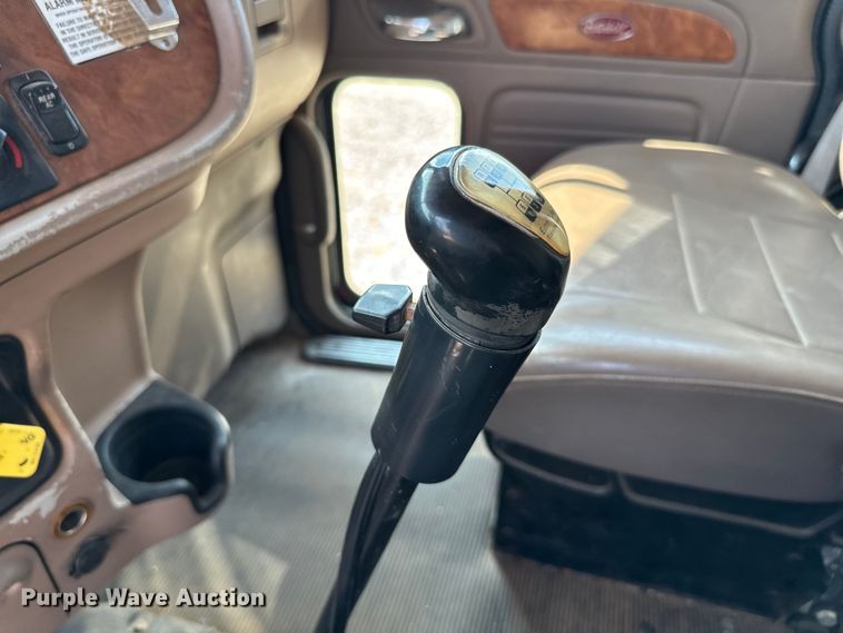 image for item LV9268 2007 Peterbilt  378 semi truck