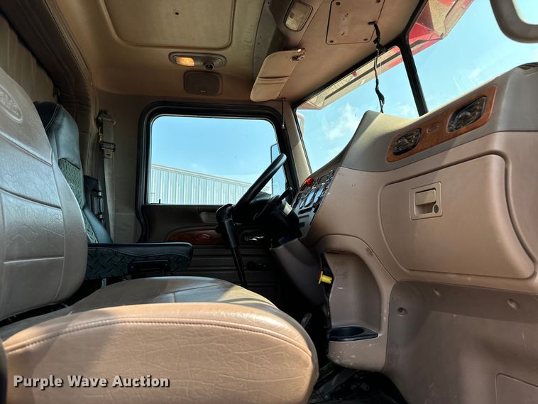 image for item LV9268 2007 Peterbilt  378 semi truck