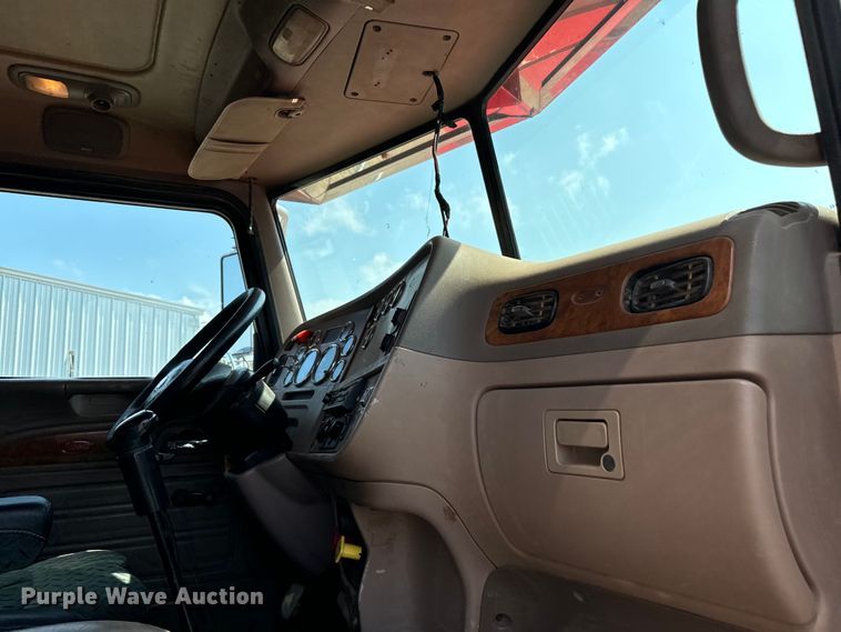 image for item LV9268 2007 Peterbilt  378 semi truck