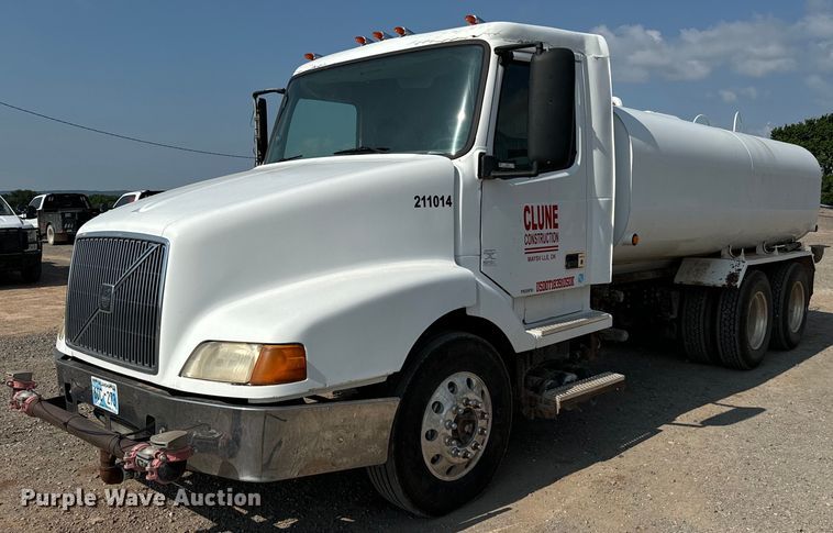 image for item LV9269 2000 Volvo VN water truck