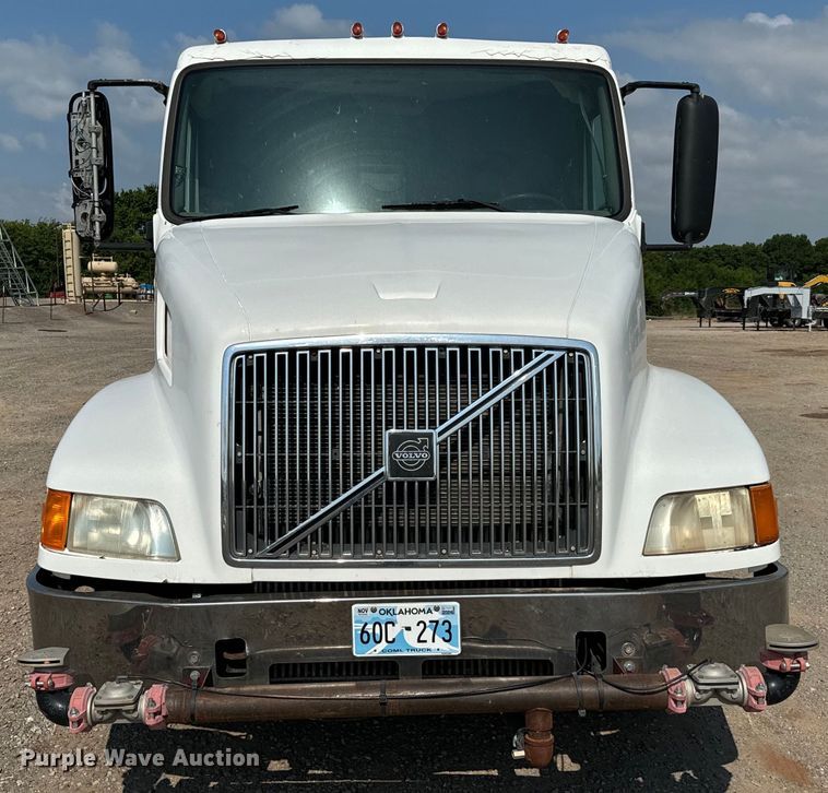 image for item LV9269 2000 Volvo VN water truck