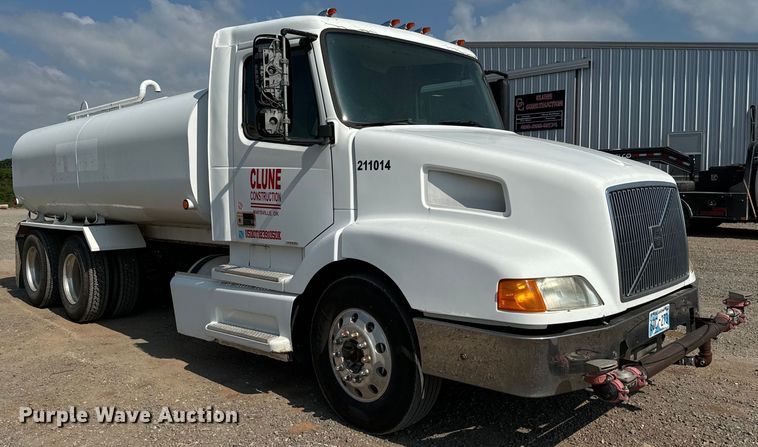 image for item LV9269 2000 Volvo VN water truck