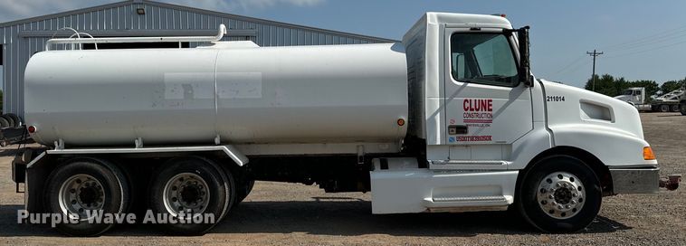 image for item LV9269 2000 Volvo VN water truck