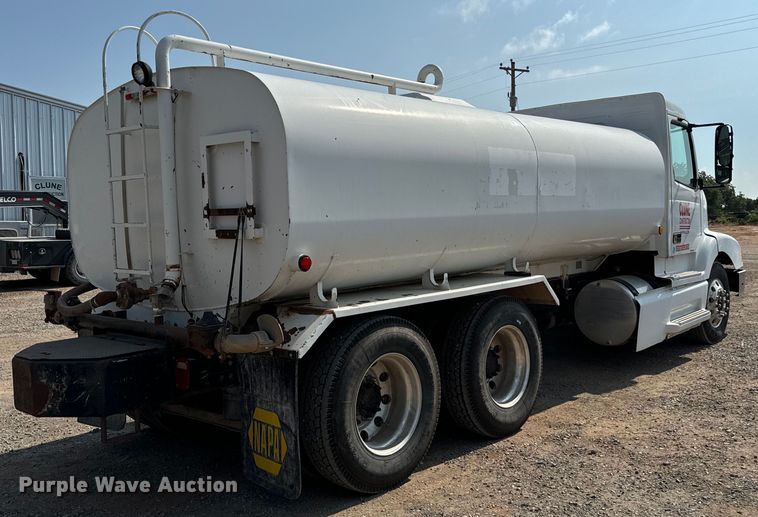 image for item LV9269 2000 Volvo VN water truck