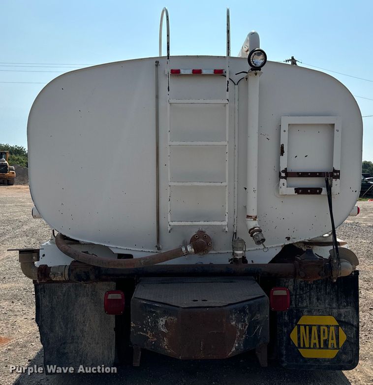 image for item LV9269 2000 Volvo VN water truck